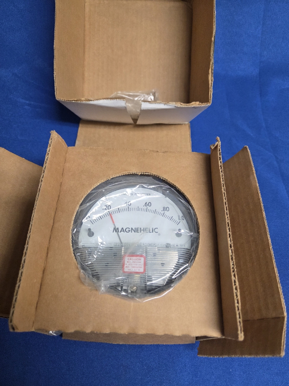 Dwyer Series 2000 Model 2002 Magnehelic Differential Pressure Gauge Box